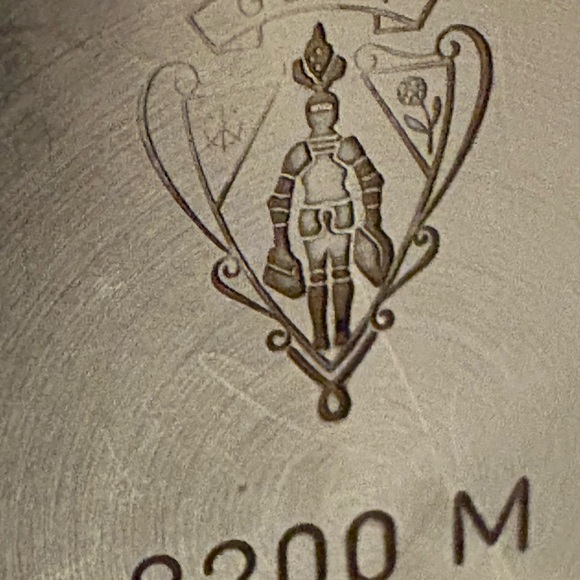 Authentic Vintage Gucci 2200M black & gold Roman numeral bezel watch - Picture 6 of 9